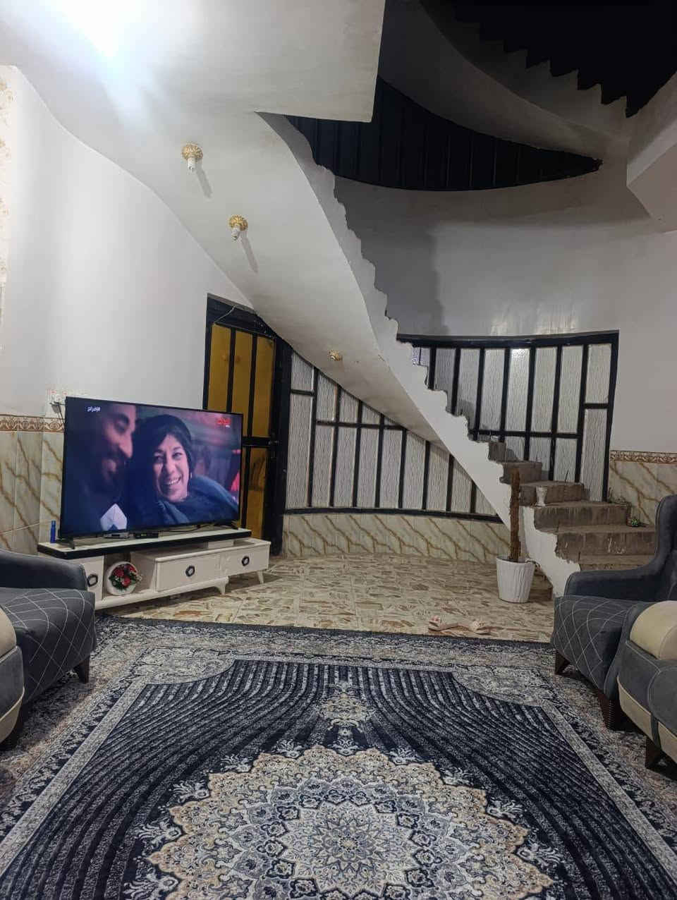 السلام عليكم
دار للبيع في حي الجامعه 
قرب مجمع الرواد 
مساحه 250 م 
يحتوي على غرفتين نوم 
هول كبير  و ستقبال ومطبخ ومجموعه صحيه داخل وخارج 
والطابق الثاني 
هول وصحيات مسكوفه والباقي بعده للنص 
يعتبر طابق ونص 
 للاستفسار اكثر 

***********
