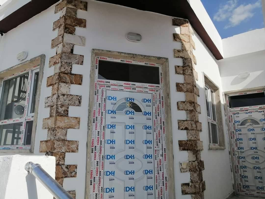 للأيجار... 
مشتمل جديد بناء حديث مساحة ١٥٠م طابق ارضي يتكون من غرفتين نوم كبيرة ومجموعة صحية واستقبال وهول ومطبخ ومناور داخلية وبالكون ومجموعة صحية خارجية وگراج مجهز بسخان ماء وتانكي كبير... يقع في القادسية حي الجامعة على شارع الغابة الرئيسي قرب مستشفى صلاح الدين ومول الاسرة وقاعة أفين... سعر الايجار فقط ٣٠٠ الف دينار @
للمعلومات الاتصال على الرقم او الواتس اب ***********
