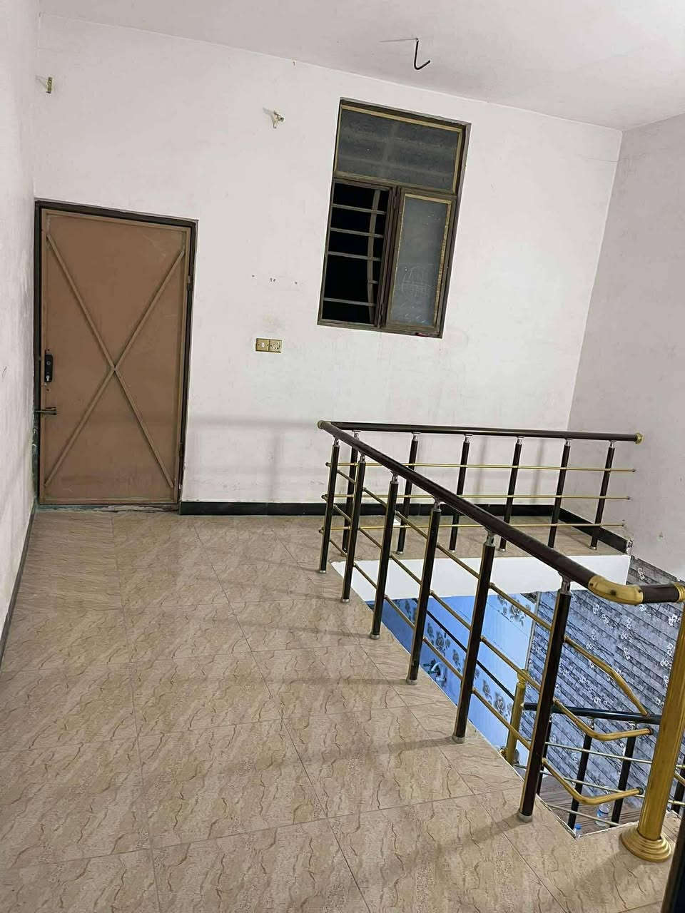 حي المثالي قرب أسواق برتقالة مقابل مستشفى الكفيل
المساحة: 60 متر (واقع حال 62 متر)

البناء: طابق ونص – بناء مرتب وجاهز للسكن

الواجهة: على شارع مبلط

الموقع: يبعد عن الحرم حوالي 2 كيلومتر

الطابق الأرضي 

 استقبال صالة

 مطبخ صحيات منور

الطابق الثاني:

غرفة نوم كبيرة (4 × 6 متر) - بلكونة

الطابو: زراعي، عقد 25 باسمي، تحويل مباشر

مميزات إضافية:

موقع مميز على طريق الزوار

قرب الخدمات والأسواق

الاستفسار ***********

*********** 

تصميم جميل وبناء نظيف
