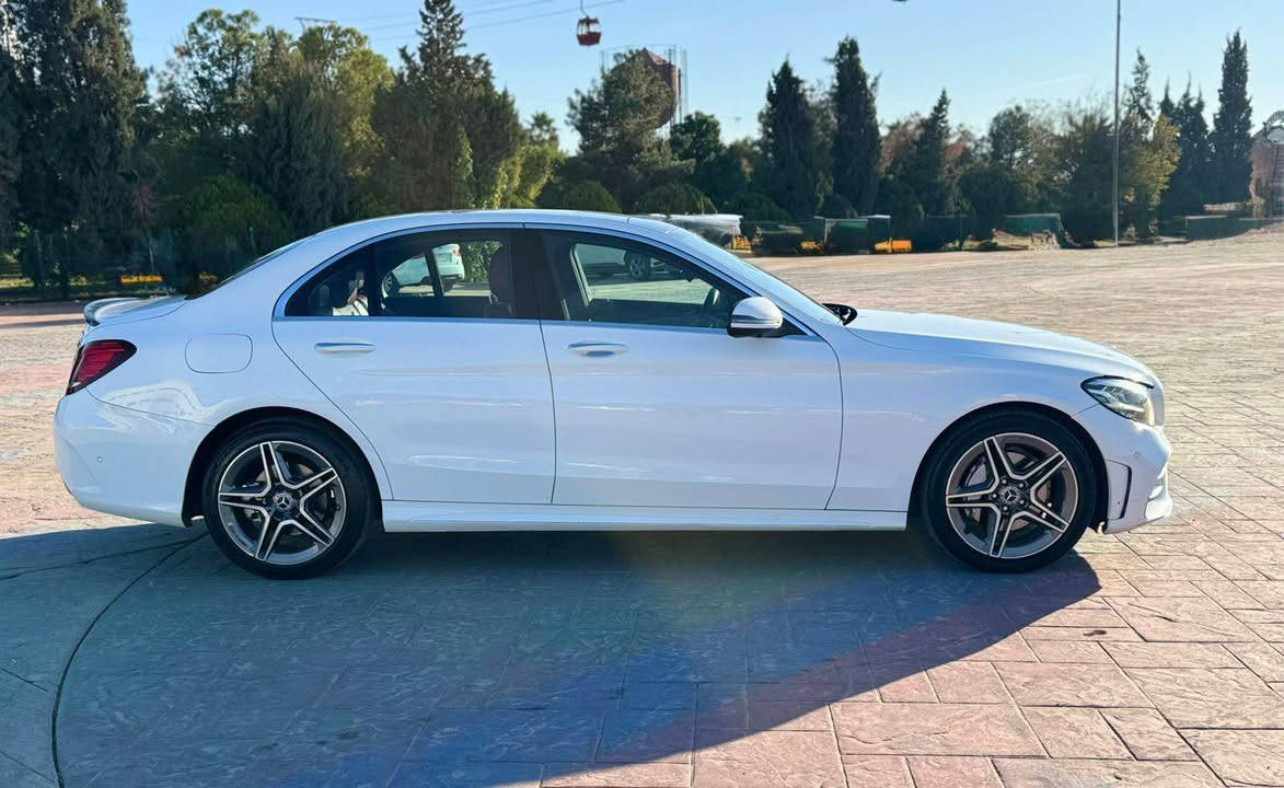 السلام عليكم 
نوع سيارة : ميرسيدس بينز 
موديل : ٢٠١٩
حجم : C200
سيارة خليجي شركة BCM 
ماشية : ٩٢ الف كم 
مواصفات : فول فول داخل احمر بيلادي -بانوراما-بودي AMG بيلادي -كشنات جلد هيتر ميموري-لايت ليد زينون-٥ كاميرات-حساسات-بردات بيلادي-يعني فول 
سيارة بدون صبغ حتى دعاميات شرط فقط شبر تعديل جاملغ خلفي 
سعر : ٢٦٥ ورقة 
*********** أربيل, العراق
