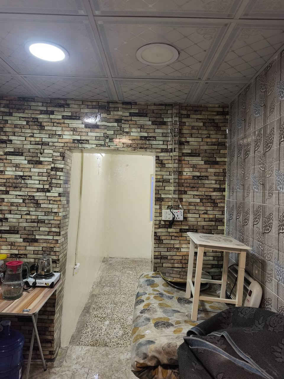 السلام عليكم شقة للاجار طابق 2 غرفتين وخدمات قرب جامع ملوكي للتواصل ***********
