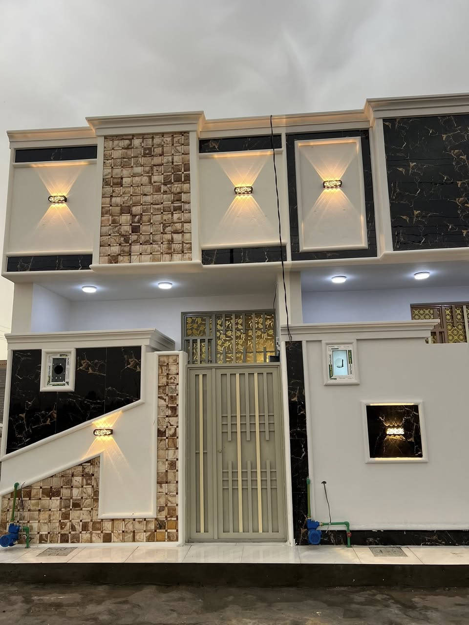 ياالله الهم صلي على محمد وال محمد يوجد لدي بيت مساحة 50متر طابق واحد بناء طابوق جمهوري بي غرفة وصالة ومطبخ وصحيات عدد 2كافه الخدمات ماء وكهرباء ومجاري وتبليط طابو زراعي قرار محكمة البيع مباشر مع صاحب الارض موقع البيت كربلاء مجمع الإبداع قرب جامعة العميد بصف علوه المخضر يصلح سكن او حسينيه للزوار بيع نقد فقط الاستفسار 
***********
***********
واتساب موجود
