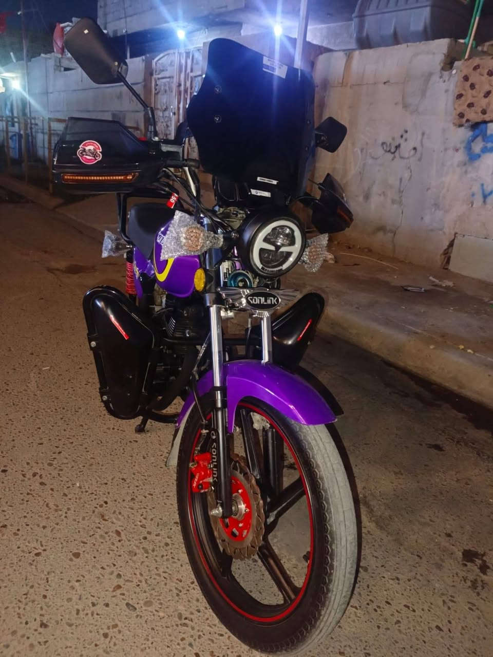 السلام عليكم سولنك ماكس للبيع او مراوس حسب القناعه الدراجه جاهزه مجهزه كامله كفاله عامه السعر 950 الف وبيها مجال قليل ماشيه 2 الفين مكاني بغداد فلكت حي النصر *********** بي واتساب فقط المو شراي لا يتعبني
