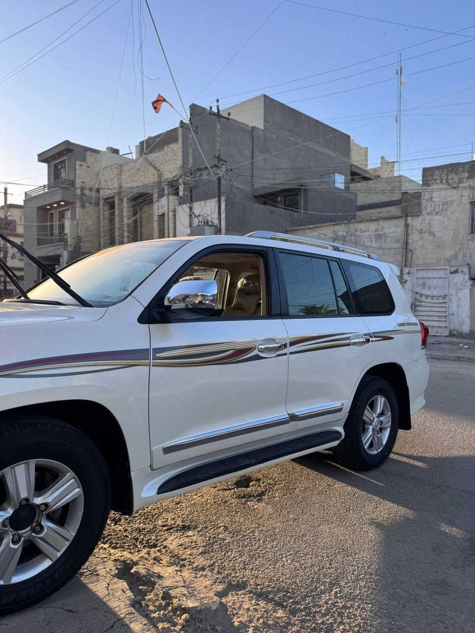 السلام عليكم لاند كروز موديل 2013بريم ماشية 160 الف مكفولة من كلشي بيها بس صبغ بل الداير الخلفي شيء بسيط وشخوط بسيطة رقم بغداد مكان السيارة بغداد الجديدة الاتصال ***********
