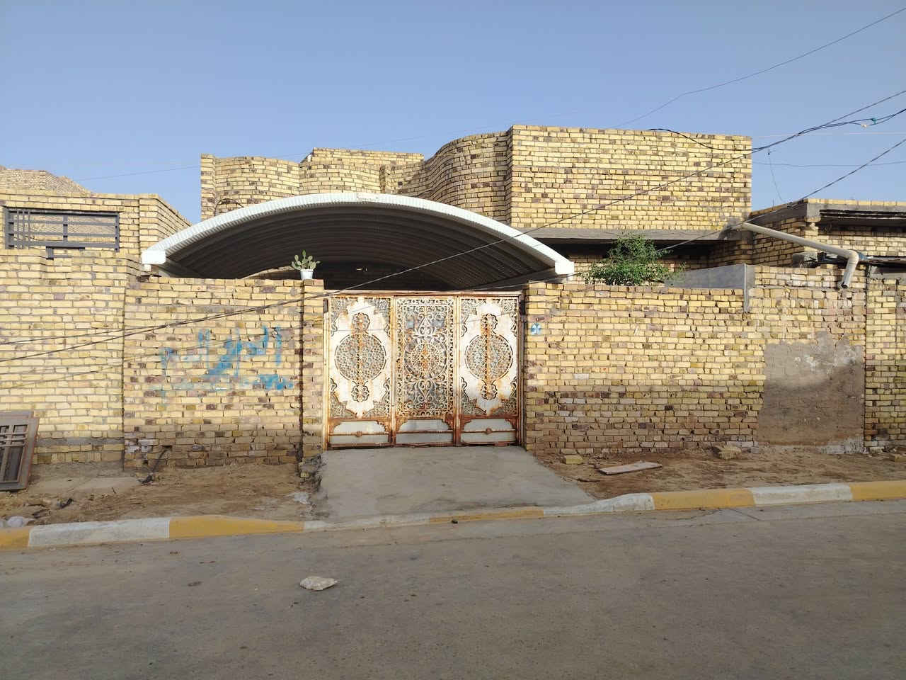 بيت 200 متر طابو صرف بحي الموضفين سعر 115 وبي مجال ***********
