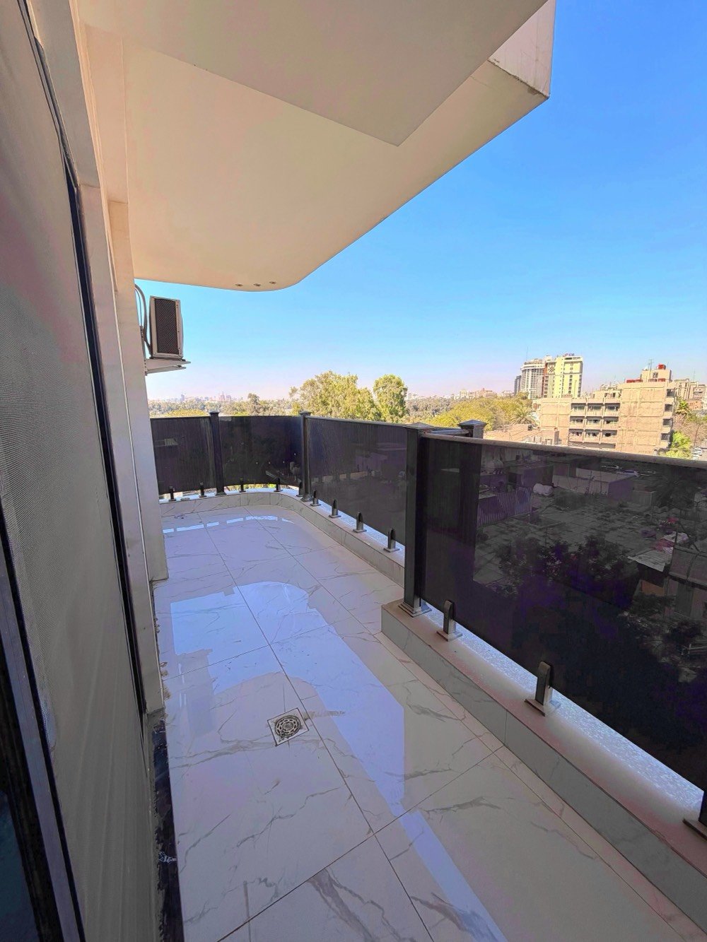 شقة حديثة للايجار في ابو نؤاس مطله على نهر دجلة الفرع بين شارع الكرادة داخل وابو نؤاس يوجد فيها :

غرفتين وصالة
حمامين
120 متر
الطابق الرابع
البناية حديثة جدا
كراج
حارس
بناية نظيفة وامنة
جرس مع بوابة الكترونية
باب تفتح بالبصمة
بلكونة واطلاله على نهر دجلة
زجاج مزدوج 
مصعد
سعر مليون ونص 
للتواصل ***********
