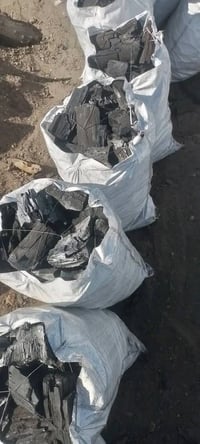 ورحمة الله و بركاته يوجد فحم كميات خير من الله كياس حجم ٢٨×٦٠  و حجم ٤...