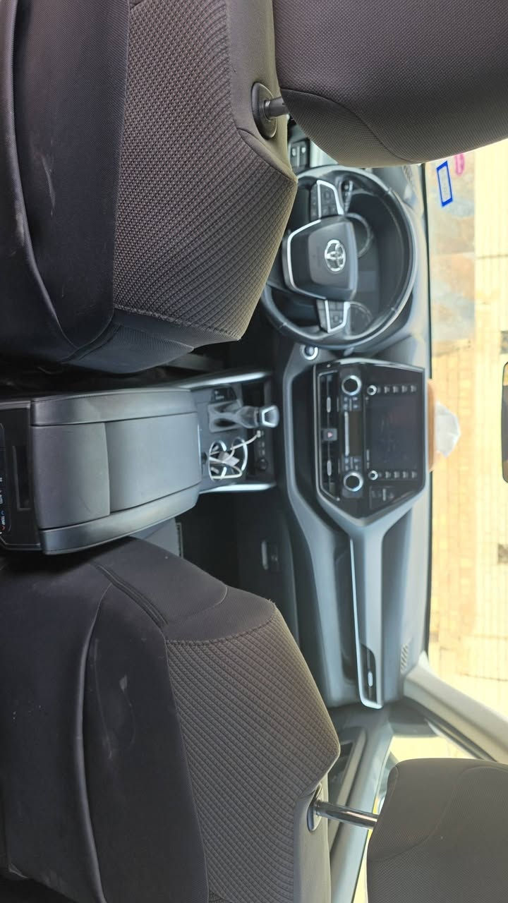 🚗 للبيع أو المراوس: تويوتا هايلندر 2022 (V6) – سيارة عائلية ملكية
لأصحاب الذوق والعوائل الكبيرة، سيارة قمة بالنظافة والراحة:

المحرك: 6 سلندر (V6) سعة 3.5 لتر، قوة وعزم ممتاز واقتصادية بالوقود بالنسبة لحجمها.

عدد المقاعد: 7 راكب (3 قطع كشنات) واسعة جداً ومريحة للسفر الطويل.

اللون: أبيض صدفي (Pearl White) مميز جداً وبحالة الوكالة.

المواصفات (فول عدا السلايت):

بصمة تشغيل وبصمة أبواب.

شاشة كبيرة تدعم Apple CarPlay و Android Auto.

كاميرا دوارة خلفية مع حساسات.

نظام تحديد المسار ورادار أمامي (تنبيه تصادم).

مثبت سرعة ذكي (رادار).

كراسي كهرباء (تحكم كهربائي كامل).

تكييف مركزي (ثلاث قطع) ثلج يغطي كل السيارة.

أنظمة قيادة متعددة (Sport, Eco, Normal) مع نظام خاص للثلوج والطرق الوعرة.

المسافة المقطوعة: 40 ألف ميل فقط.

الرقم: دهوك (لوحات أصولية وجاهزة للتحويل).

الضرر: قطعتين فقط (باب وجاملغ) تصليح درجة أولى، وباقي السيارة (ايرباغات، شاصي، محرك) كلها مكفولة وبشرط الفحص.

📍 المكان: صلاح الدين - تكريت.
💰 السعر: السعر مناسب جداً، وللتفاصيل أكثر يرجى الاتصال أو المراسلة.

📞 للتواصل المباشر:
***********او***********
