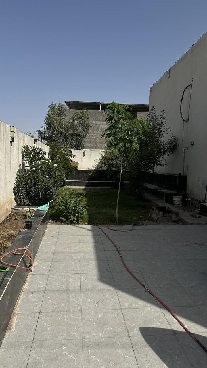 منزل للبيع طابو ٢٥ مساحة ٣٢٠ متر في البصرة السنيدية سكة العون مساحة البناء ٢٢٠ متر حديقة ١٠٠ متر يحتوي على غرف نوم عدد ٤ المساحة ٥*٤.٥ وصالة واستقبال خارجي معزول وحمامات عدد ٢ وغرفة للخزن في الطابق الاول بناء ب افضل انواع المواد من الطابوق والكهرباء والمياه والمجاري كم يحتوي ع كراج لسيارة واحدة وحديقة على شارع مقرنص يبعد عن الشارع العام ٦٠ متر للاستفسار اكثر التواصل ع الرقم.            ‭٠٧٨٣ ٢٨٣ ٨٣٩٤‬
