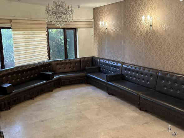 مرحبا عندي اثاث مكتبي كامل 
***********
