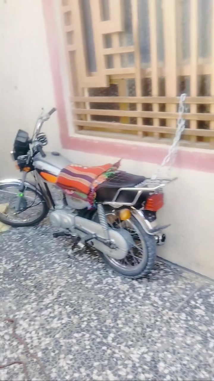 بيت طابو صرف  مساحته ١٥٠ متر يتكون من غرفتين وصاله ومطبخ وحمام داخلي وخارجي ومنور مثل ماموضح بالفيديو موقع البيت بحي العامل المنطقه الرابعه البيت مطل عله ساحه وحديقه للأستفسار الاتصال على الرقم***********
