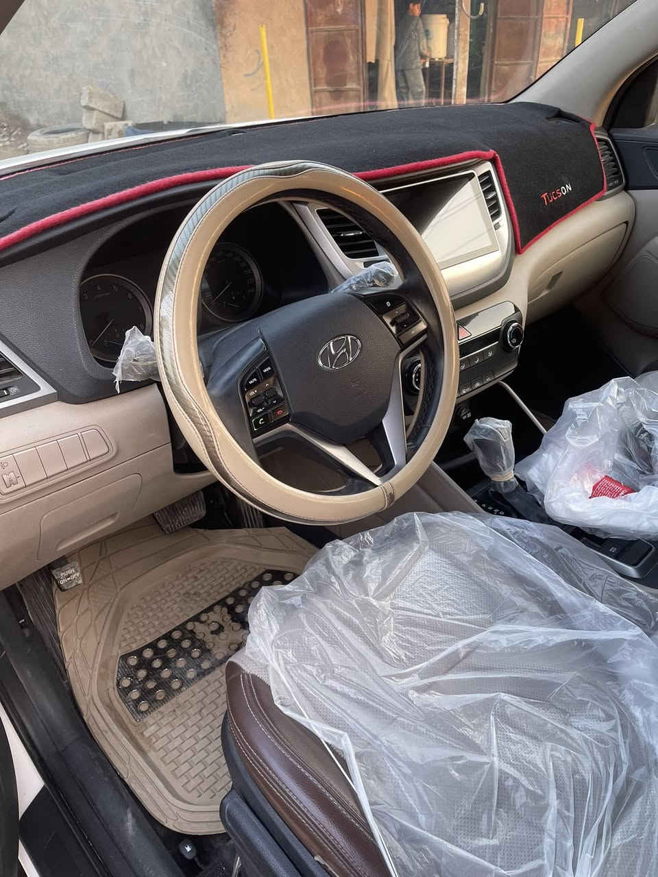 سياره للبيع توكسان خليجي موديل 2017 السياره جاهزه مابيها نقص  سونار موجود بل منشور السياره حلوه حيل وگاعده جاهزه من كلشي رقم بصره بسمي السنويه إلى 2028 السعر 165$ بيها مجال 
***********
