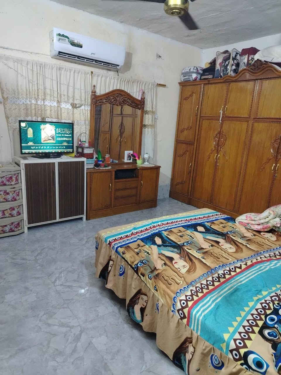 سلام عليكم
بيت للبيع في حي الحكيم نزله سكله الوادي يحتوي ع غرفه وصاله واستقبال ومطبخ حار بارد ومحلق صحيات داخليه وخارجيه المساحه 140 السعر 50 وبي مجال 
للاستفسار الاتصال ع ***********

