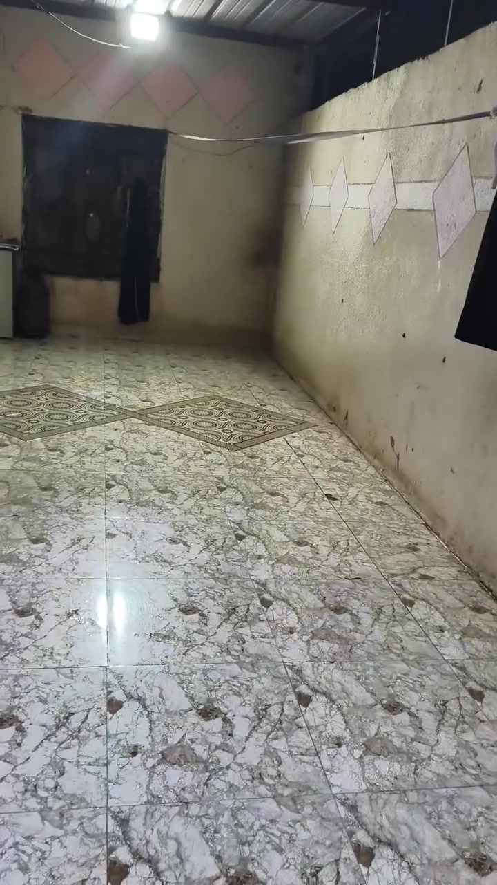 السلام عليكم بيت للبيع على شارع الحولي قرب مزرعه ابو عدي ابو الحيوانات غرفتين وهول ومطبخ السعر ب 30 وبي مجال***********
