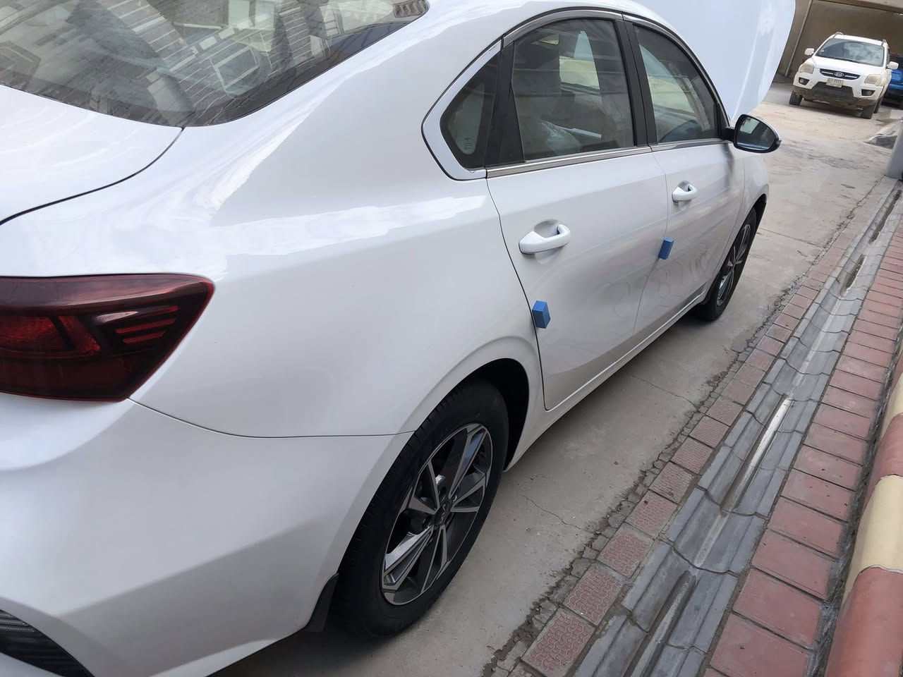 سلام عليكم .. سيراتو خليجي رقم بابل الجديد سعرها 195 $ وبيه مجال موديل 24 كامل الموصفات المعروفة و مكفولة من كلشي من بارد وصبغ عدا فطر بالدعامية الامامية بالشباك الاسود مثل ما موضح بالصورة للاستفسار *********** مكان السيارة مركز الحلة.
