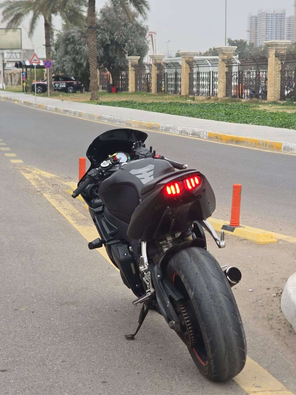 سلام عليكم ياماها r6 2005 دراجة مكفولة ماشية 42 ميل عليها هدرز شوته k&n باور كوماندر واكزوز sc صوتها مرعب وعالي كلش باكات بلمعدل دراجه مبرمجه وزايده 15 حصان وعليها تسكيرات r6 كير ومحرك مكفولات وياها مازده كاملة جديدة اضافيه دراجه نظيفه شلعه ومعدل تشك الكاع دهن موتل محرك نظيف عليها ادامة كامله  بيها اوراق ومزادها موجود مكاني بغداد دورة سعر عالواتساب ***********
