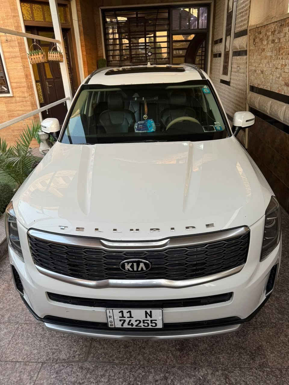 السلام عليكم للبيع كيا تلورايد 2020 لون ابيضّ رقم بغداد أمريكي  مكينة 6 سلندر
حادث السيارة كما موضح بالصور وبيها سونار فحص ايرباك استيرن وبردة فقط بيها صبغ جاملغ و حافة مال بنيد و باب صدر اثر ضربة 

مواصفات السيارة فول بصمة فتحة كشنات جلد كهرباء تدفئة تبريد 7 راكب 3 قطع تبريد مري شفط ترحيب باليدات مال بوب كامرة خلفية رادار امامي وخلفي توقف ذاتي تحديد مسار حساسات امامية خلفية مانع انزلاق سايد بريك بصمة مانع انحدار سيارة فول مواصفات 

مكان السيارة بغداد 

السعر 210 وبيها مجال 

رقم الهاتف ***********
