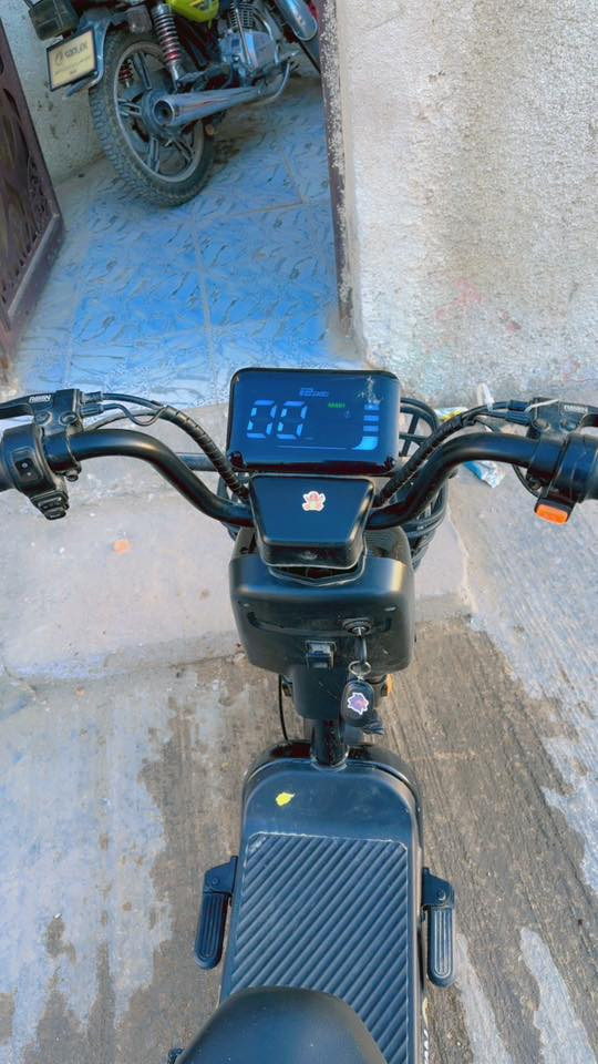 دراجة شحن من ماركة الريان 
حجم 14 جديده بمعنى الكلمه ع وضع الشركة  بيها 4 بطاريات وشاحنتها الاصليه موجوده و شاشة تحكم ذكيه وبيه تحكم عن بعد 
والله جديده جابوها لابني مصارلها مده بس ما اقبل يطلع بيها اخاف عليه لذلك دابيعها 
وعارضها 275 غير متواجد ع النت 
للاستفسار ع هذا الرقم الخط بدون واتس:
***********
