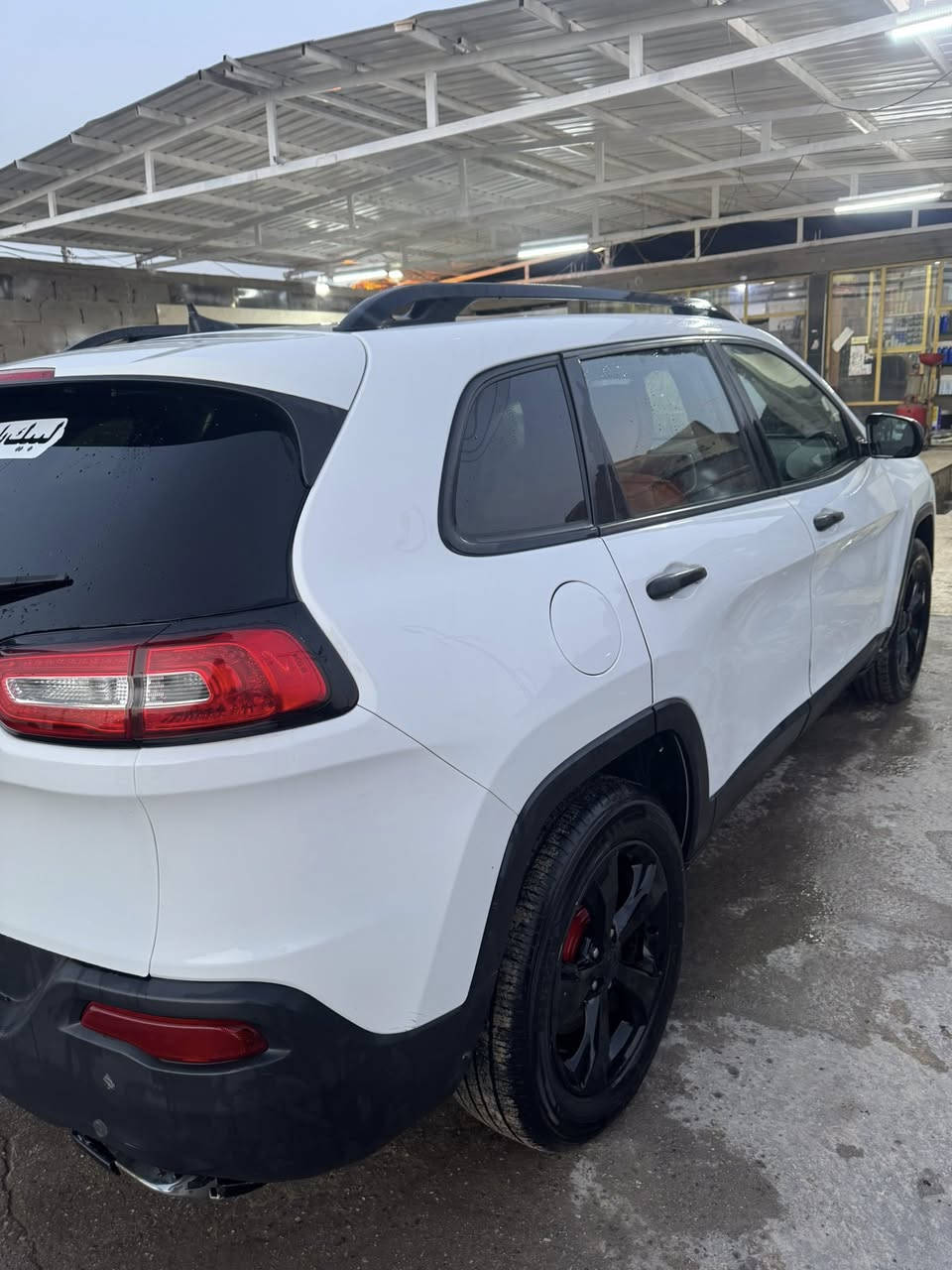 سلام وعليكم جيب شيروكي موديل 2017  رقم  ذي قار بسمي تحويل ثاني يوم مكينة 6 سلندر فور ويل سيارة جاهزة من مكينة وكير حدادية تخم تاير  وتخم دسكات ماتصرف علية  فقط بس غاز تبريد  منضومة التبريد كلة شخالة سيارة هزة ورقام وملسق جدد حادث السيارة فقط جاملغ الامامي شطح بدون دواخل ولا شواصي ولا لغد فقط يرباك البردة طاك  علمن انة سياره للبيع واذ مراوس بعد احسن شرط مراوس بجيب شيروكي احدث من ال2020  وفوك فقط يكون المحرك  6سلندر لحاب يشتري او يراوس  هاذ رقمي بية واتساب*********** تصل وتدلل
