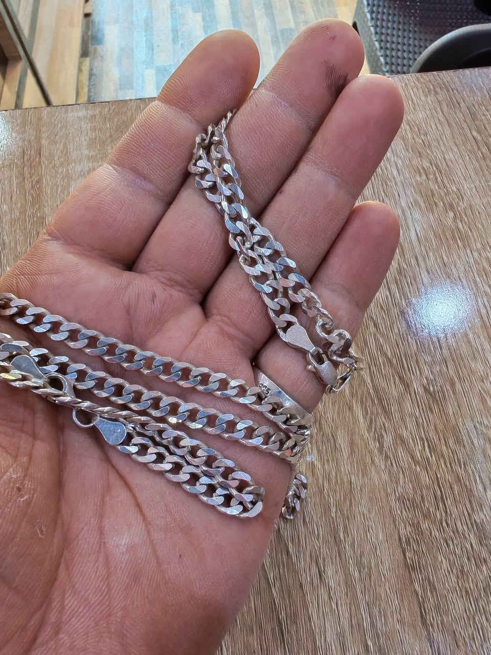 زناجيل أوزان وسط نضيفات 
الأوزان موجودة داخل الصور سعر الغرام 3,500
*********** التواصل واتس اب موجود
بغداد
