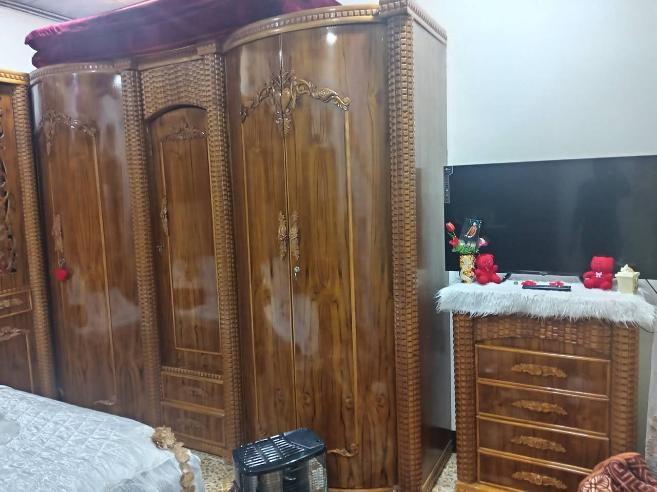 #غرفة للبيع سعر مليون 800  خشب ثقيل للبيع عنوان موصل للتواصل خاص ***********
