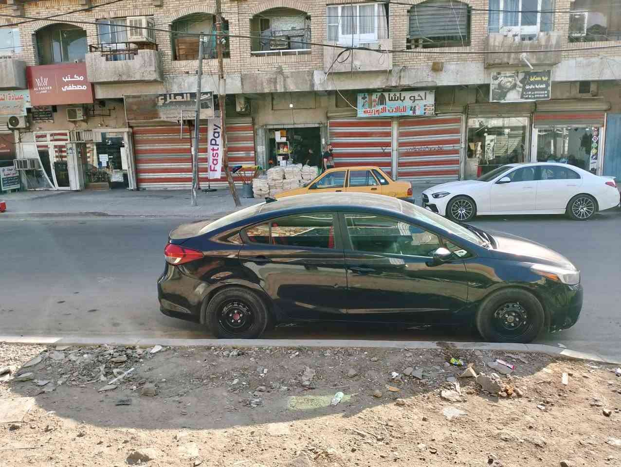 السلام عليكم من رخصت الادمن 
كيا فورتي  
٢٠١٧
ماشية ١٥٠ 
السعر ١٠٠ 
مكاني بغداد  زيونه 
واردها موضح ب صور 
وبيها هنا ضربة جاملغ خلفي وبنيد مبدل 
وضربة ب دوسك
كير كهربايات  تبريد مكفول
مكينة مجفتة شغل ممتاز (شرط الفحص) 
صدر كامل جديد 
مابيه اي نقص جاهزة 
*********** واتساب
