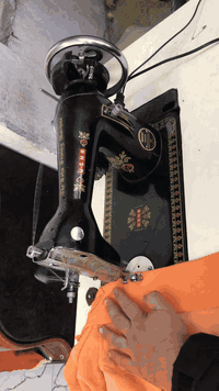 مكينة خياطة هندية اصلية شغالة على الفحص كاملة مكينة وماطور ودواسة وميز السعر ٦٥ المكان نجف حي ميسان شارع البوريات ***********
