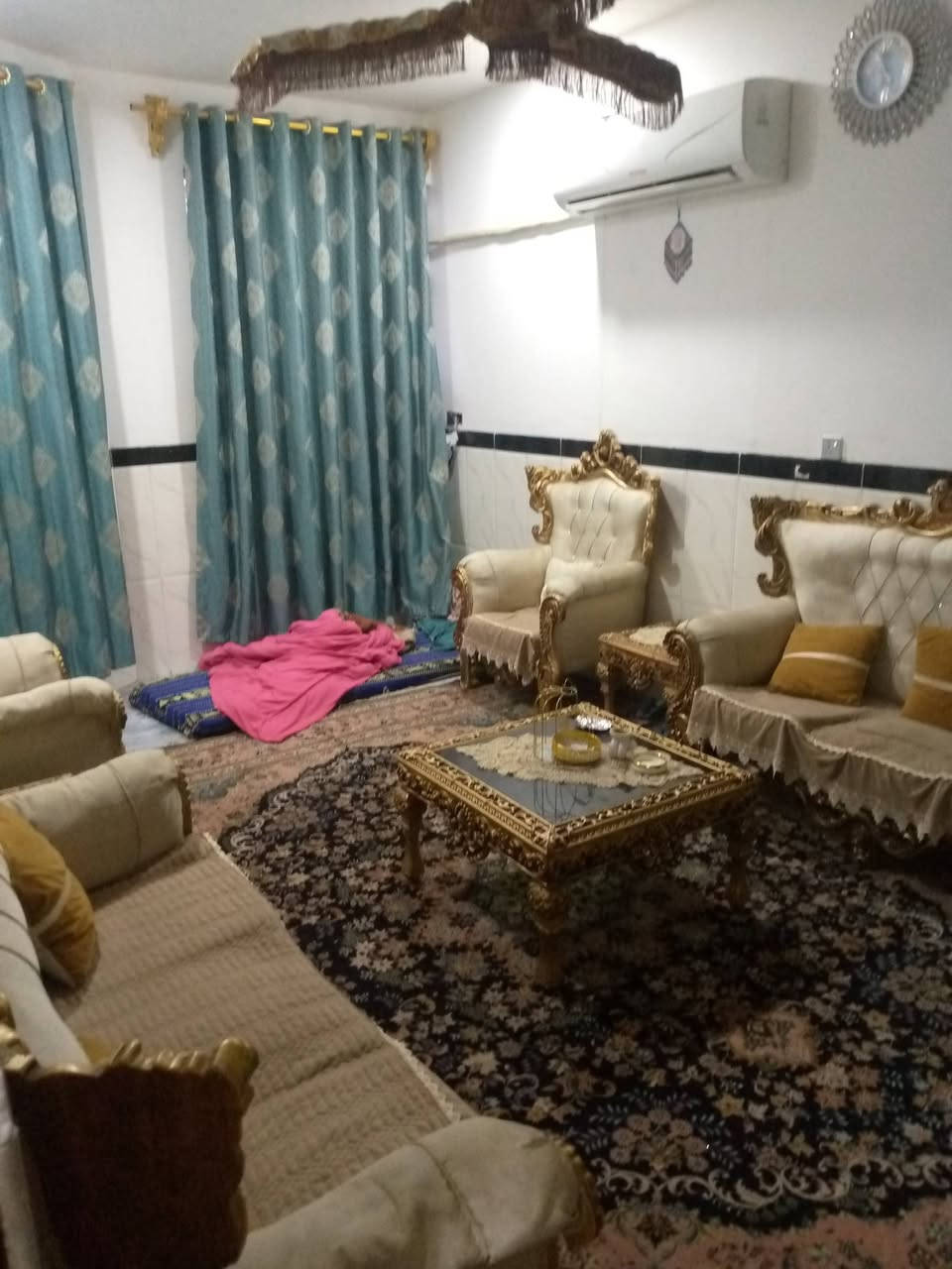 السلام عليكم بيت للبيع ١٠٠متر في نهايه حي اور مقابيل جامع بيت مجيسر قريب على مخبز بغداد البناء بلوك درجه اولى مال كلر البناء جديد سنه ٢٥ كراج +حمام +مدخلين واستقبال وحولي ومنور  وغرفه نوم والدرج مامطبك والفوك غرفه وحولي وحمام والسطح كله مطبيك اشتايكر بس البيتونه مابانيهه ومسكفه بسنديج والماطو والتانكي والكيزر من ضمن البيت والسعر ٧٥ الاستفسار الاتصال على رقم ***********
