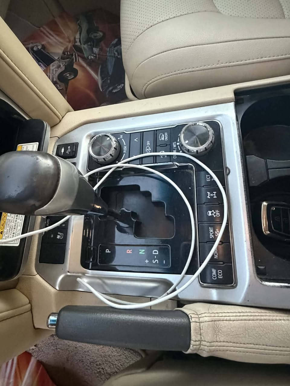 سلام عليكم 
لاندكروز 2016 (VXS) فول مواصفات الأخير 
سيارة جديدة بمعنى الكلمة وكلشي اكو بسوك 
محرك 5700 مواصفات لكزس غني عن التعريف
السعر 485 بيه مجال الشراي ويدلل مال جناي 
سيارة مكفوله كفاله عامه من كلشي عله ايدي 
اخوان جنايه يعرفون قيمت هاي سيارة 
رقم اربيل بسمي شخصيأ سنويه 30 تحويل تريد وكاله
جكات مفوله مواصفات مايحتاج أذكر جنايه يعرفون 
مكاني بابل *********** الاستفسار 👍
