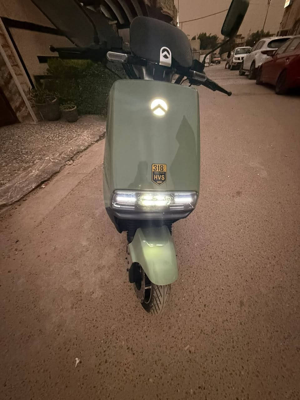 سلام عليكم دراجة شحن من شركة HVS من فئة 318 دراجة فول مواصفات سرعة دراجة 90km في الساعه  البطارات 6 مسطرة حجم الملف:2000w لون :زيتوني لايت من فئة LED دراجة نضيفة كما موضح في الصور اللتواصل على رقم الهاتف :***********   دراجة قفل ب900الف ملاحظة :مو شراي لا تخابر
