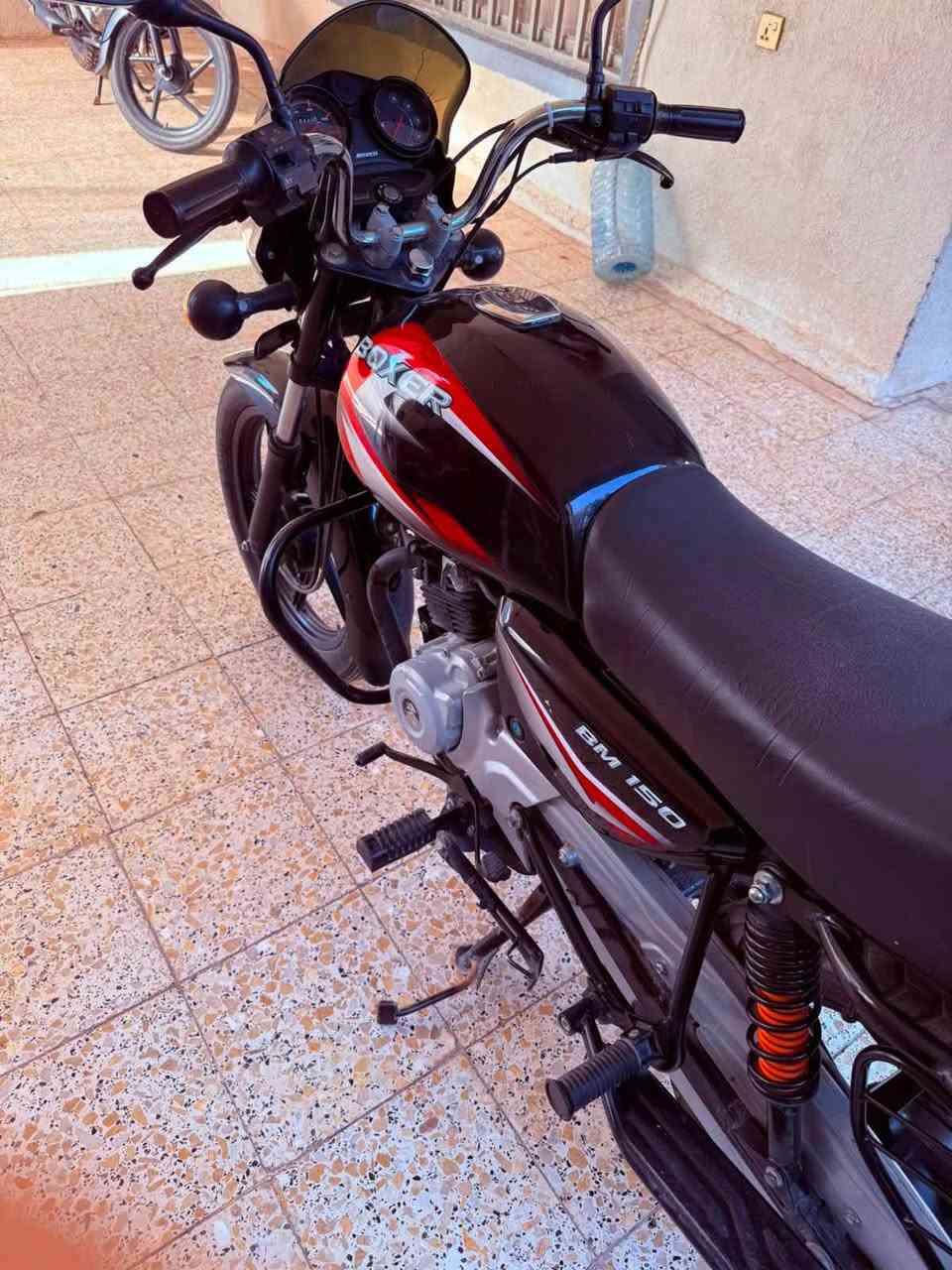 السلام عليكم دراجه بوكسر موديل ٢٢ سنويه باسم صاحبه السعر مليون و٩٠٠  الدراجه بلاديه برغي مامفتوح من عده الاتصال ع الرقم ***********
