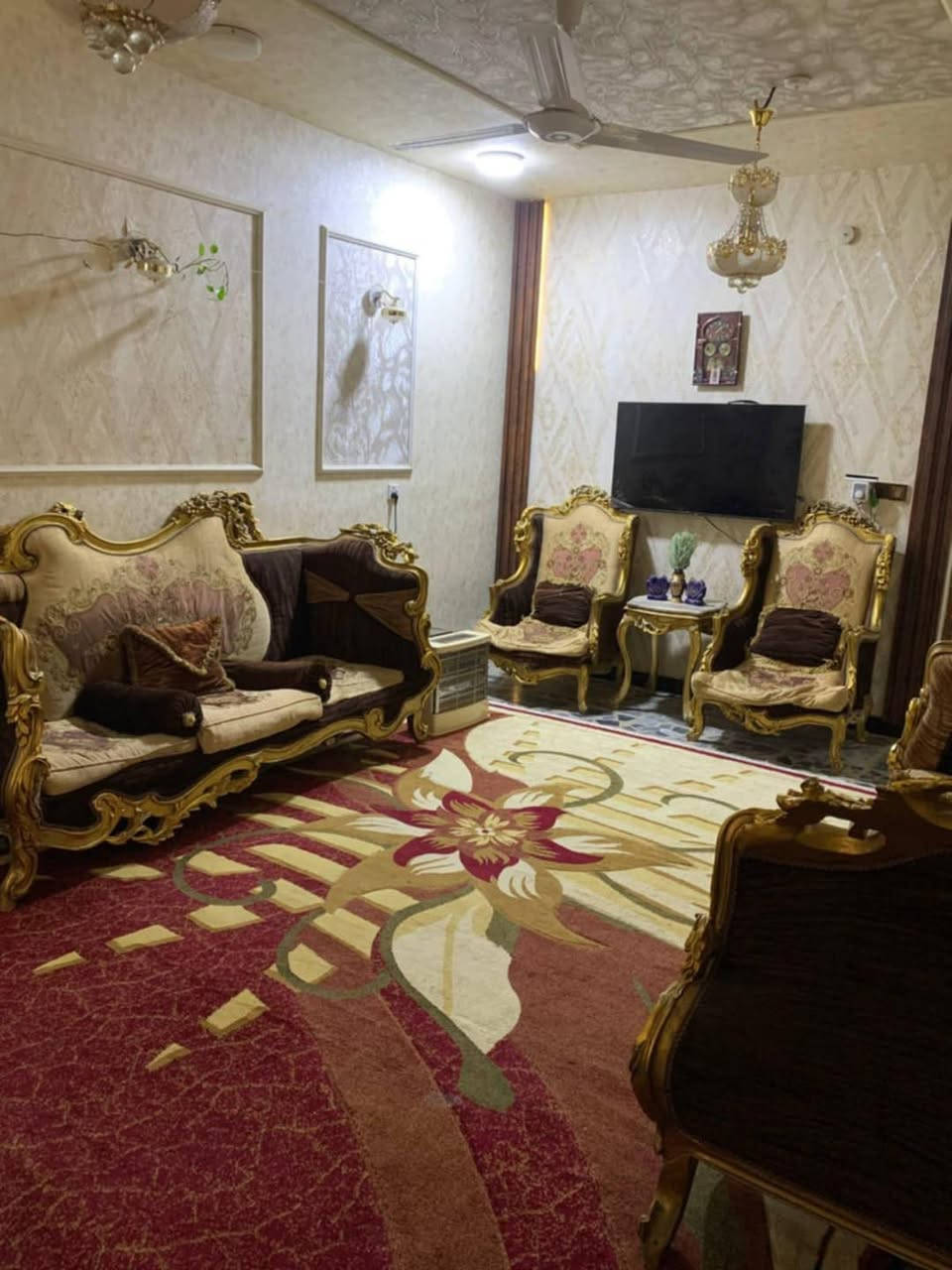 السلام عليكم 

بيت للبيع طابو زراعي الموقع بستان الحلو خلف مشهد الشمس

المساحه:180متر واقع حال 

الطابق الارضي: يحتوي على استقبال وصالة ومطبخ وغرفة ومجمع صحيات غربي وشرقي

الطابق الثاني: يحتوي على غرفتين نوم وسطح وصحيات وغرفة مخزن

للاستفسار: مراجعه مكتب الخضراء للعقار  

***********
***********
