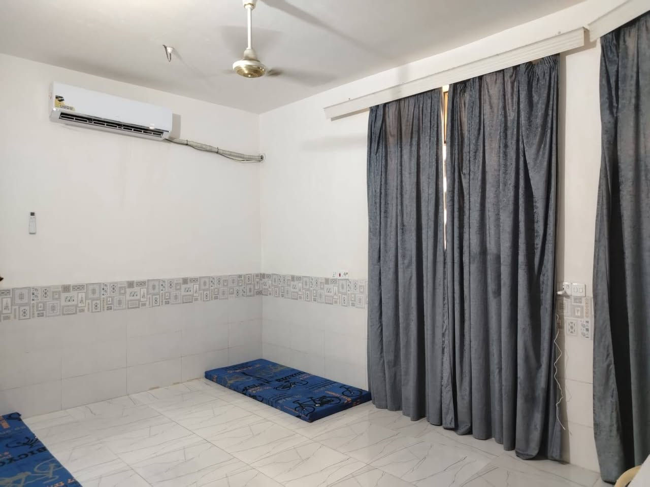 دار للبيع كربلاء البيوبيات شارع الودي 
100متر طابق واحد بناء طابوق جمهوري  درجة اولى الاساس  والسقف والدنك الخارجيه جميعها  صب كونكريت مسلح
يتكون من: استقبال ومطبخ وصاله وغرفة نوم وحمامات  خارجية وداخلية وطارمه ومنور
جنس الارض سند25
مكانه مرتب وقريب عن الامام بمسافه 2كم ونص تقريباً
يرهم مراوس ببيت مساحه اكبر 150متر او200متر
بلمناطق المطلوبه( حي الامامين -الحر،الصغير خلف اسواق برتقاله(حي الهادي)
حي الزهراء التي قرب شركه اليساري-حي الحجه
هذن المناطق يرهم مراوس وتنطون فرق
السعر 115بي مجال بسيط
راسلنا واتساب سيتم تحويلك لراعي الدار،مباشرتا ••لانستقبل اتصالات فقط واتساب وسيتم تحويل على صاحب العقار مباشر
 الواتساب : ‎0774 792 9882
