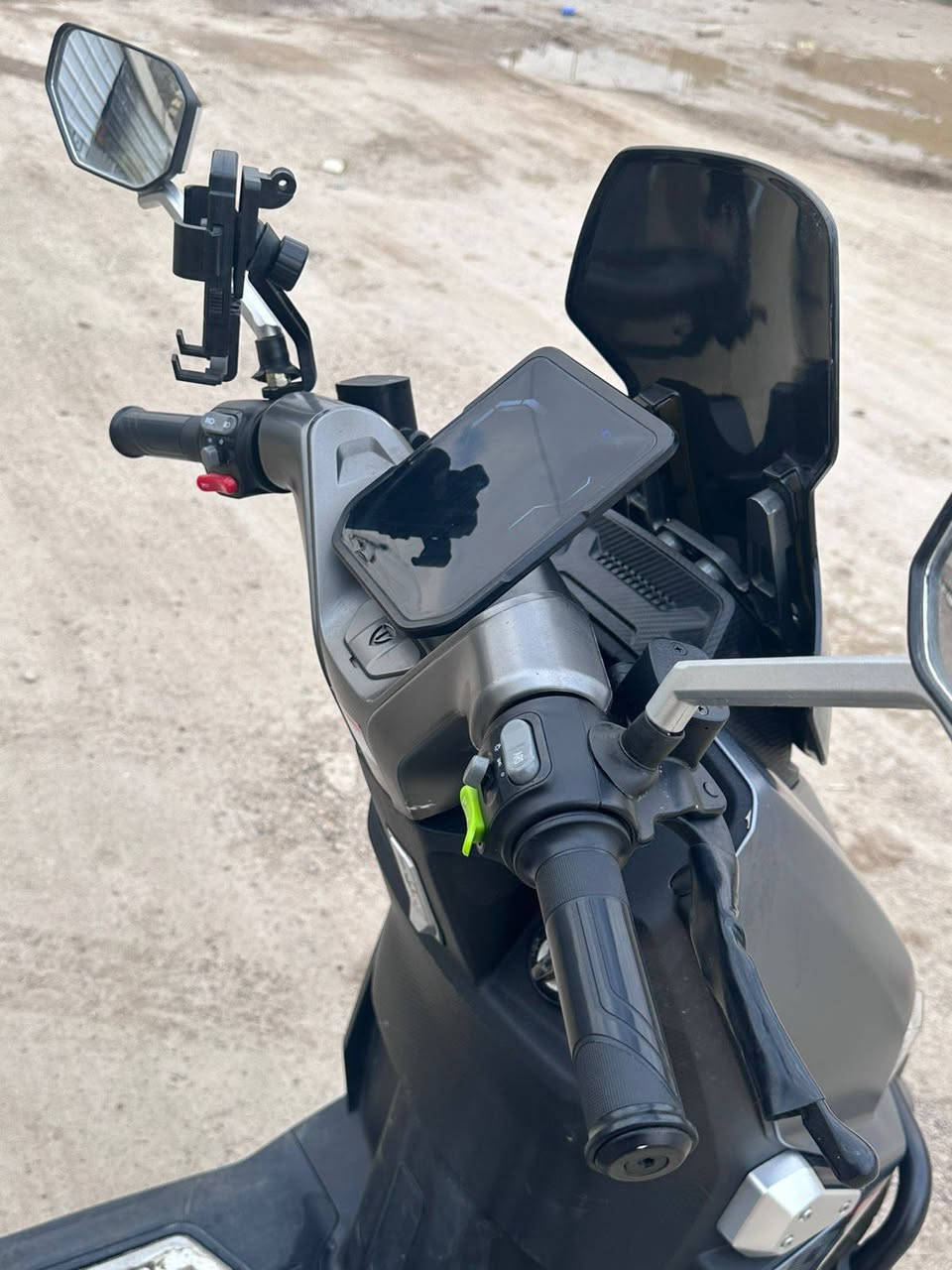 سلام عليكم ورحمه الله وبركاتو 
دراجه للبيع شحن الصاعقه تايلج  
ملف 2000 عدد البطاريات 6”
عدد التحويلات 3 
تقطع مسافه 70 k
 السعر 900 وبيه مجال بسيط جدا مكاني بغداد الزعفرانيه ***********
