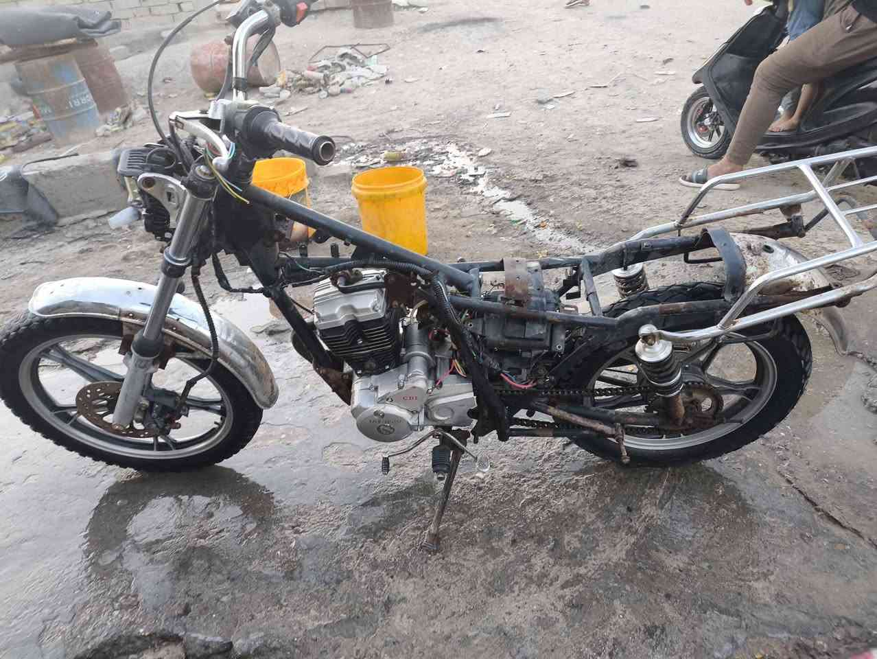 اقرا منشوركلا سلام عليكم دراجع للبيع السعر 250 قفل ادوات مكان قضاء الهوير  بدون تانكي ولا كشن دراجا. تشتغل  الشراي يتصل علا صاحب دراجا انه مكلف بنشر ‏‪0770 327 6268‬‏
