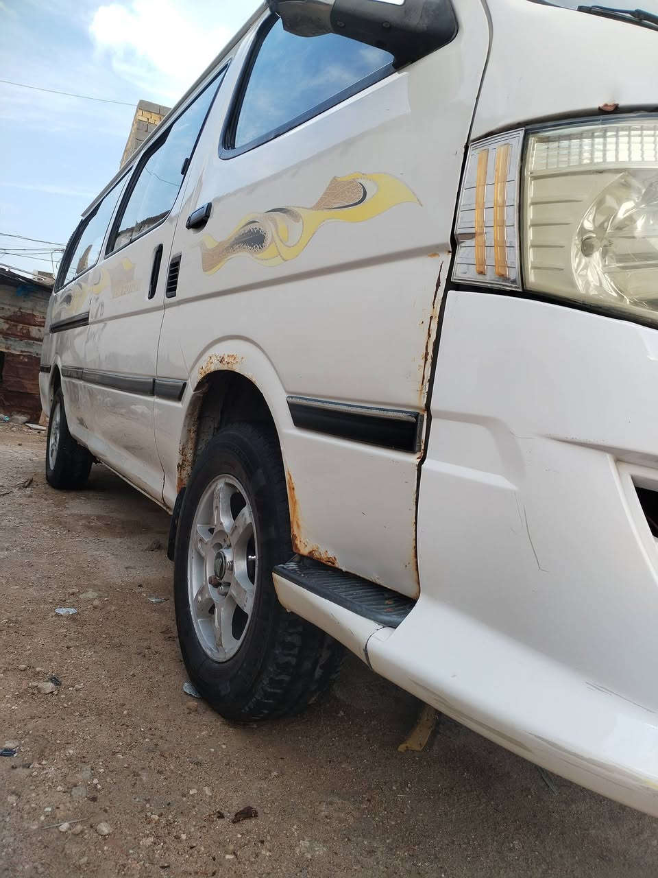 سلام عليكم 
فتون لبيع او مراوس بجنبي نضيفه عادي 
 السعر 45 وبيها مجال
مديل 18 كفاله سياره نضيفه مكينه كير اكسن.حداديه نص عمر زوج تواير انضاف دوشمه جديده كشنات جلد كهربائيات كامله تبريد مايشتغل وسياره بدون ارقام وسنويه
***********
