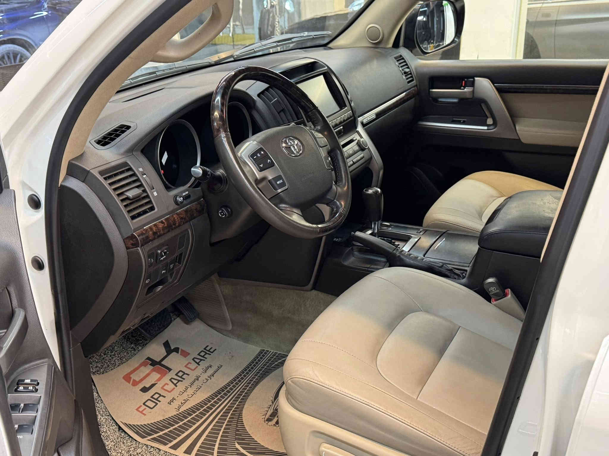 السلام عليكم ورحمة الله وبركاته 
لاندكروز 
VXR-5.7 ستينية 
السيارة موديل 2011 
ماشية 108 
فول مواصفات 1/1 
وكالة السيارة اخت الزيرو 
الجاملغ الامامي الايسر بي شوية بارد 
الدعامية الخلفية جهه اليمنة بيهه صبغ 
الهلال الخلفي بي صبغ وملاون ويا الباب الخلفي تحت اليدة شي بسيط جدا 
غير هذا الكلام السيارة على وضع الشركة وحتى صيانتها بالشركة 
داخل وخارج السيارة جديدة مو نضيفة وانما جديدة وممكن اجدد لاندكروز في بغداد 
رقم شمالي بسمي سيارة على ايدنة من الوكالة 
العنوان بغداد المنصور 
*********** 
السعر ٤ شدات  و١٠ اوراق 
السعر 410$ 
ورجاءا اللي ميعجبة السعر لايعلق 
لان السيارة جديدة بمعنى الكلمة والها جنايتها
