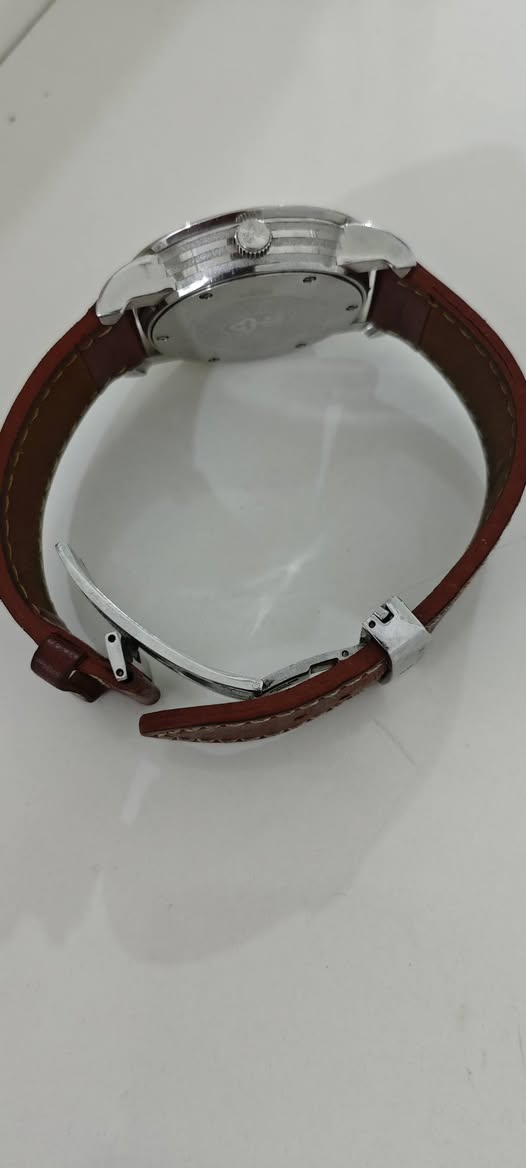 في الصورة هي ساعة Corum Classical Jump Hour (ساعة كوروم ذات الساعة القافزة)، وهي إصدار محدود (Limited Edition) يتميز بتصميم فريد لعرض الوقت.المميزات والمواصفات الفنيةنظام الساعة القافزة (Jump Hour): بدلاً من عقرب الساعات التقليدي، تظهر الساعة الحالية من خلال نافذة صغيرة (فتحة) عند موضع الساعة 12.عرض الدقائق والثواني: تحتوي على عقرب مركزي كبير للإشارة إلى الدقائق على مقياس "انفجاري" للأرقام العربية، بالإضافة إلى ميناء فرعي صغير للثواني عند موضع الساعة 6.الإصدار: هذا الموديل إصدار محدود للغاية، حيث تم إنتاج 300 قطعة فقط منه حول العالم (القطعة في الصورة تحمل رقم 189 من 300).الحجم والمادة: تأتي بهيكل من الفولاذ المقاوم للصدأ (Stainless Steel) بقطر يبلغ غالباً 42 ملم.المحركة: تعمل بحركة ميكانيكية (يدوية التعبئة في بعض الموديلات وأوتوماتيكية في أخرى).


**إذا كنت صاحب هذا الإعلان وتريد حذفه لأي سبب، رجاءا أرسل رسالة إلى الدعم الفني**