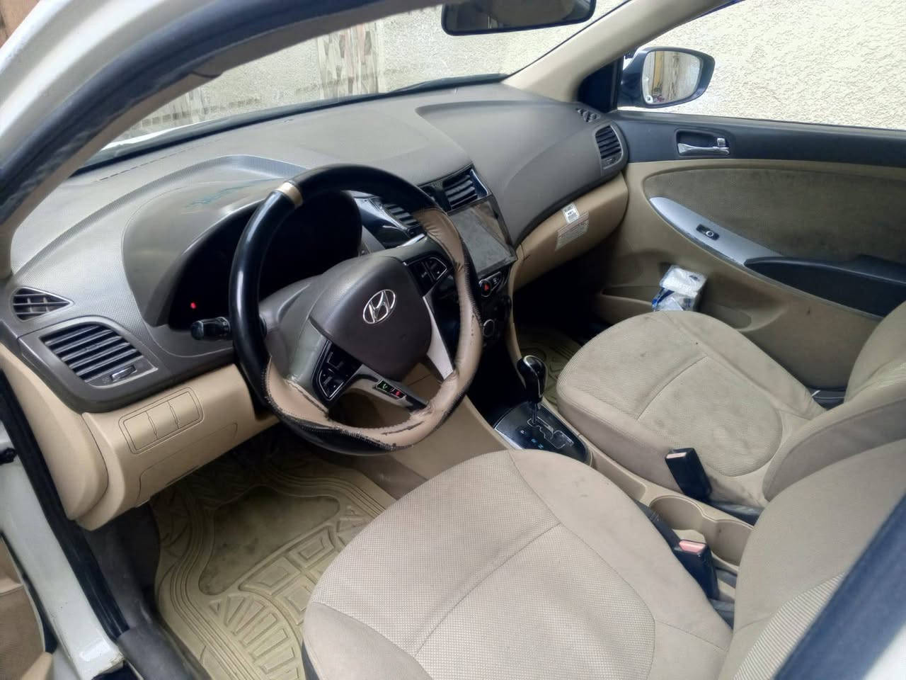 للبيع هونداي أكسنت2012 خليجي 
فتحة سقف 
رقم بغداد الدولي الجديد 
محرك 1600 مكفوول 
صدر نظيف جداً 
تخم تاير نظيف  
تبريد ممتاز 
تدفئه ممتازه 
داخل نظيف جداً دوشمة كشنات
تحكم ستيرن 
سياره جاهزه ونظيفه مابيه كل نقص ابد

السعر 94 ورقه وبيه مجال بسيط 
مكاني بغداد 
للاستفار اتصل ***********
