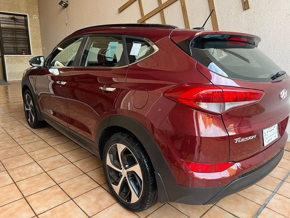 توسان ٢٠١٧ خليجي ماشي ٧٨ سيارة حيل جديدة موصفات فول ١/١ سيارة بيها فقط بونيد صبغ بدون دواخل سيارة حيل جديدة شرط مكينة كير شرط سعر ١٦٢ مكاني بغداد سيدية رقم ***********
