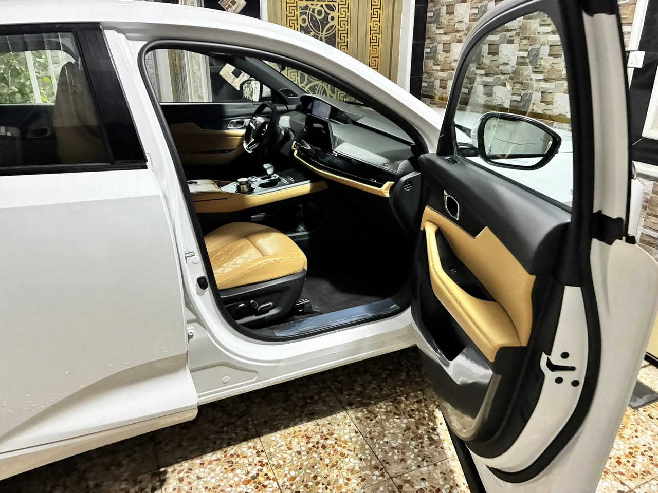 شانجان يوني كي2025  🚘
‏Changan Uni k 2025 ضمان البخيت .
مكان السيارة / محافظة الديوانية 

لون ابيض 

مكفولة من الضربه والصبغ 

🚘 مرقم بغداد 🚘 

📃 اليكم التفاصيل الآتية 👇🏻👇🏻

تسجيل DVR اثناء القيادة 

🚘 خليجي 

🚘 ماشية 13 الف كيلو فقط 

⚙️ حجم المحرك 2.0L Turbo

⚙️ مرتبط بناقل حركة أوتو 8 نمر

⚙️ يبلغ عزم الدوران 390 نيوتن / متر 

🐎 بقوة 233 حصان 🐎🐎

🔑 مفتاح التشغيل بصمة 

🔑 تشغيل عن بعد 

🪟 بانوراما 

🚗 فتح الصندوق كهرباء 

🚗 دفع رباعي AWD 

‼️ اريل نفكيتر 

📍حساسات أمامية 

📍حساسات خلفية 

💡لايت زينون + LED 

🔦️ بك لايت LED 

🚘 قبضات أبواب شفط

🚘 دخول بصمة ذكي 

🛞 حجم الاطار 265/45R21

🛞 ويل كب 21

🛞 4 دسك

🛞 حساسات ضغط الاطارات 

✨️ اشارة في المرايا الجانبية 

✨️ المرايا قابلة للطي كهرباء 

🌧 ماسحة خلفية 

🎈عدد AIR BAG 6

🚗 هاند بريك كهرباء 

🚗 ا ABS 

🖥 دشبول شاشة ديجيتال 

🖥 شاشة Apple Car play 

📷 كاميرا دوارة 

📷 4 كاميرات 360°

💡الانارة الداخلية LED 

⭕️ مقود جلد حياكة  

🛣 مثبت السرعة Cruise 

🎶 المودات والاوامر الصوتية 

🎶 ا Bluetooth / T YPCE 

🔋شاحن هاتف Wireless 

⚡️مخرج منفذ الطاقة 

🔍فحص نظام السيارة 

🚘 انارة داخلية LED محيطية 

💺تتسع المقصورة ل 5 ركاب

💺المقاعد جلد

💺حركة المقاعد الأمامية كهرباء 

💺 تدفئة وتبريد المقاعد الامامية

💺ذاكرة مقعد السائق

💺تجاوي متحركة 

👶 مثبت مقعد الطفل ISOFIX 

❄️ تبريد شاشة 

❄️ قطعتين تبريد

🚘 أوضاع القيادة Drive Mode 

🧱 أوتو بريك ‼️

 🧱 رادار

⛷️ نظام مانع الانزلاق 

⛰️ نظام نزول المنحدرات 

🥤النظام الصوتي SONY

🚘 دبل اكزوس 

🚘 تطعيم الدواخل ألمنيوم

السعر 37 مليون دينار عراقي ( محجوزة للمصرف الزارعي بااسمي )  ***********
