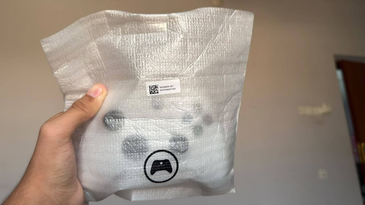 السلام عليكم 

شباب عندي جهاز إكس بوكس سيريس إس (Xbox Series S) نظيف حيل وبحالة ممتازة استخدام خفيف  الجهاز ما مفتوح ولا مصلح نهائياً ومكفول
 الأغراض التجي وياه:
الكرتونة الأصلية: كاملة وية كل كتيباتها وأوراقها.
الوايرات: واير الباور الأصلي وواير الـ HDMI ماله الأصلي.
الجوستك (اليدة):   الأصلية مال الشركة  وبدون أي مشاكل 
ستاند DOBE أصلي: ستاند تبريد مخصص للجهاز بيه فانات تبريد ومكان لشحن اليدات  بشكل مرتب وبطاريتين
الجهاز والملحقات كلها مصفطة ومغلفة بالباكيت مالتها مثل ما طالع بالصور يعني كأنما دا تفتح جهاز جديد.
السعر: 500
 المكان: الديوانية.
ما اعتقد اكو بنظافتة بالسوگ حاليا


**إذا كنت صاحب هذا الإعلان وتريد حذفه لأي سبب، رجاءا أرسل رسالة إلى الدعم الفني**
