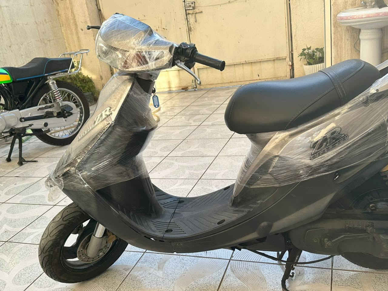 يامها zr للبيع (مستعجل)نضيف بدون عيوب على شرط الفحص مكينه بس القبغ مفتوح 
المواصفات :1_ستوب خلفي والأمامي دسك 
                 3_الكهربائيات شغالات 
السعر راسلني خاص 
الرقم /***********
