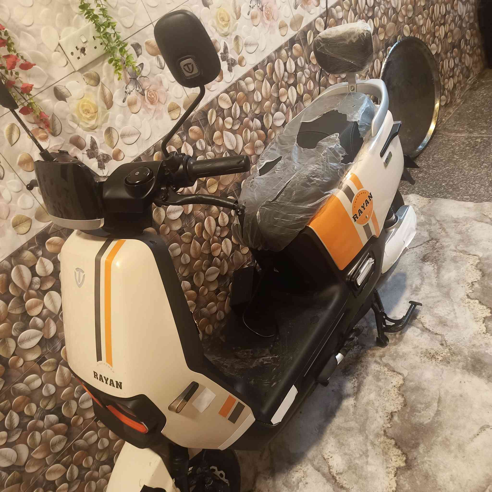 السلام عليكم ريان للبيع موديل 2026 دراجه بجيس وصل شراء موجود تخبل 6 بطاريات كبار  دراجه حلوه   استخدام شهر فقط سعر 625 قفل قفل  مكاني بغداد حي الجامعه رقمي *********** بيها فقط كسر بسيط بل جاملغ الامامي غير هذا كلشي مابيها
