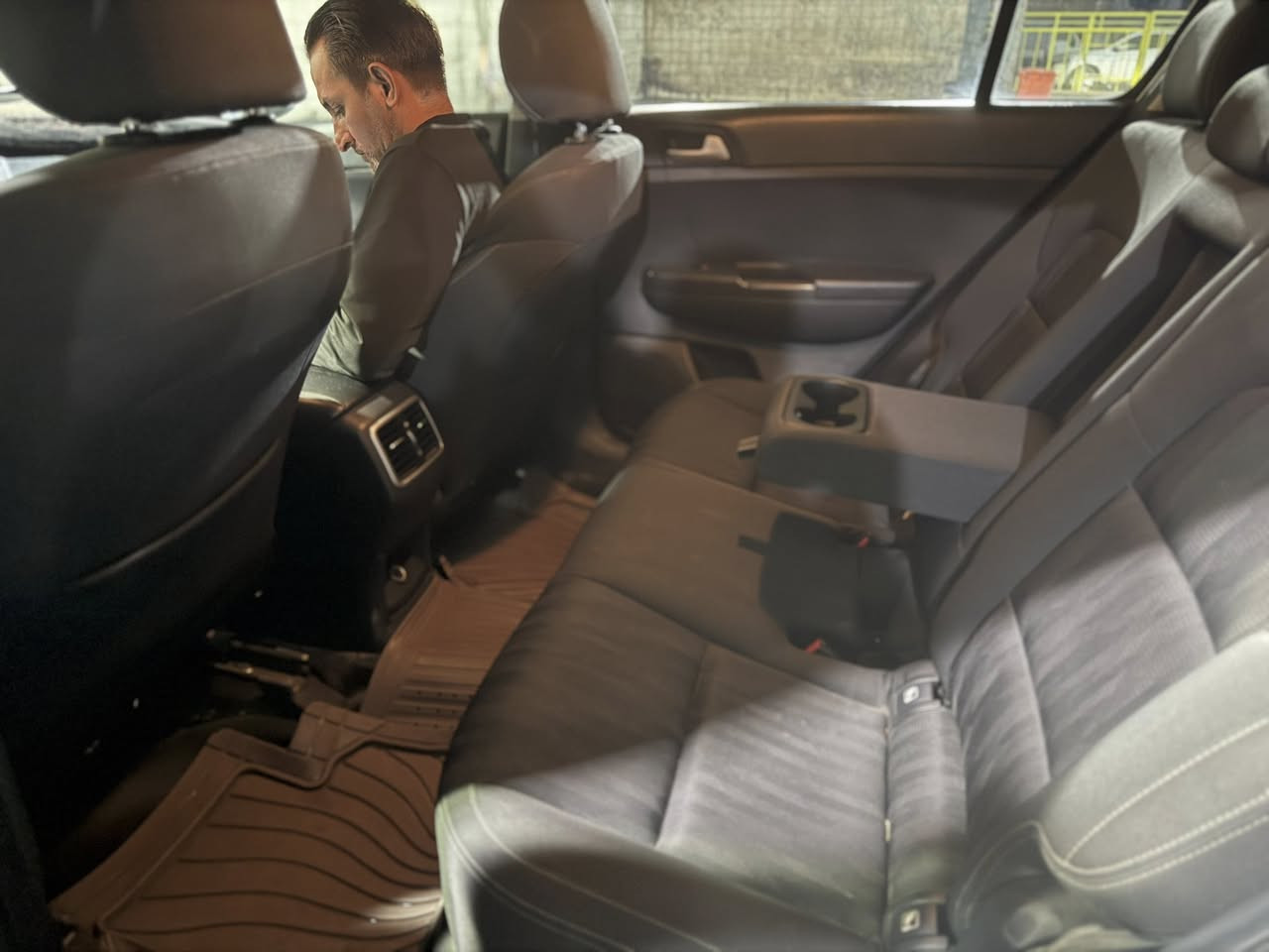 السلام عليكم كيا سبورتج ٢٠١٧ خليجي رقم بغداد مكينة
محرك ٢٠٠٠ دوش
السيارة نص فول رادار امامي خلفي 
تحكم استيرن تبريد قطعتين 
مكان السيارة بغداد 
استفسار ***********
