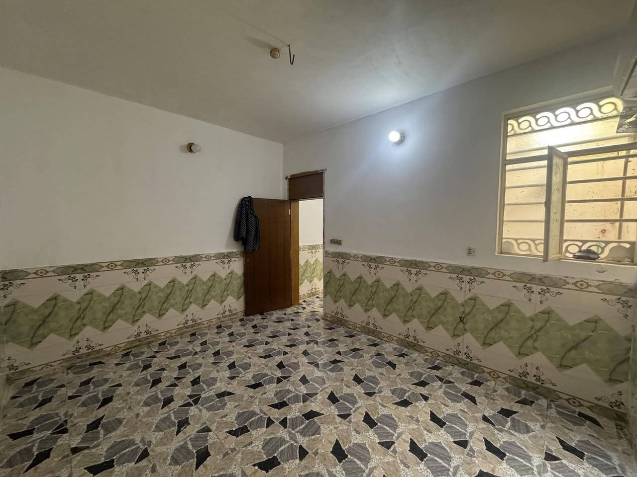 بيت ايجار  ١٠٠ متر   إيجاره 325 كل شهر بشهره النجف حي النداء قريب عله شارع المجمعات المنطقه 48 غرفه وصاله ومطبخ وبراني وصحيات داخل وخارج وغرفه
‭***********
