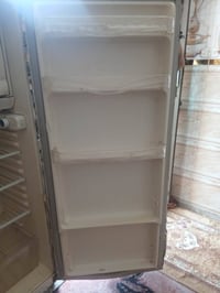 ثلاجه مستعملة • نضيفه • للبيع