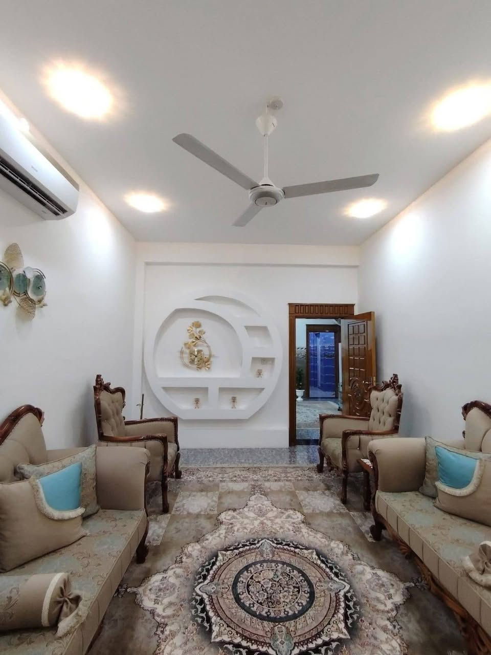 الدار للبيع المساحه 150م وقع حال أكثر زراعي صرف سند 25 غرفتين وصاله ومطبخ كليدور مجمع صحيات داخل وخارج كراج حديقه حي الصحه خلف المسبح السندباد عرض الشارع 10م تبليط يبعد عن شارع الكورنيش 100م السعر 215 للاستفسار ***********
