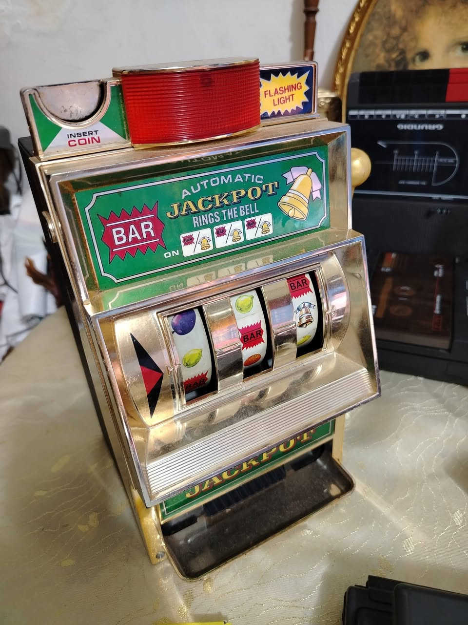 ماكينة Jackpot أوتوماتيك كلاسيكية/قديمة للزينة أو لهواة الجمع
بحالة جيدة وتشتغل، تصميم قديم مميز مع ضوء علوي وحركة بكرات السحب (BAR والفواكه). مناسبة للديكور، لهواة المقتنيات القديمة أو لمحلات وكافيهات بطابع كلاسيكي.
الحالة: مستعملة ونظيفة.


**إذا كنت صاحب هذا الإعلان وتريد حذفه لأي سبب، رجاءا أرسل رسالة إلى الدعم الفني**