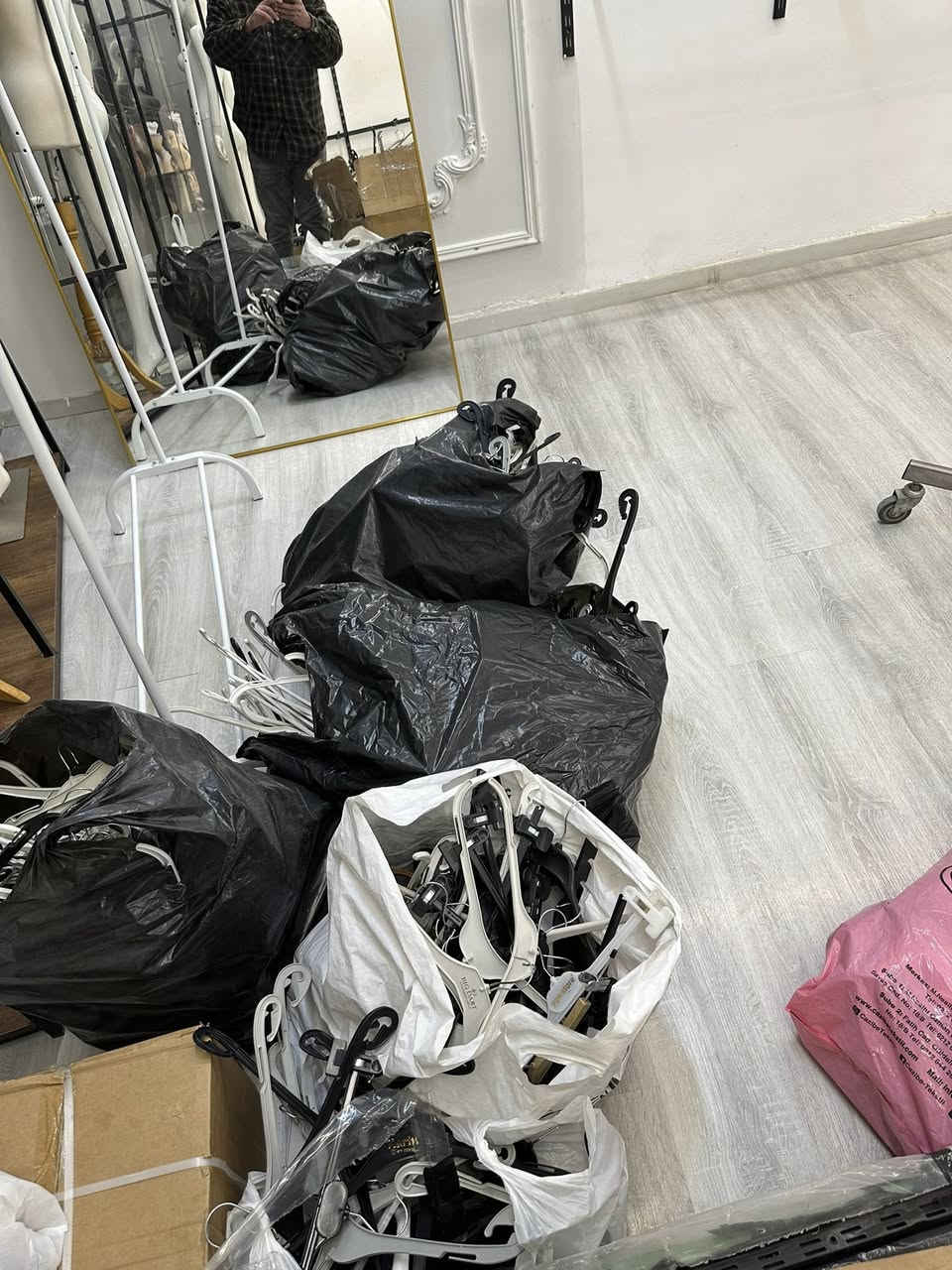 عەلاگەی جل بۆ فرۆشتن عەدەدێكی زۆر  
عەلاگەی پانتۆڵیشی تیایە 
سعری هەموی ٢٥ هەزارە 
ناونیشان  سلێمانی 
ژم ***********
سوپاس بۆ ئەدمینی بەڕێز
